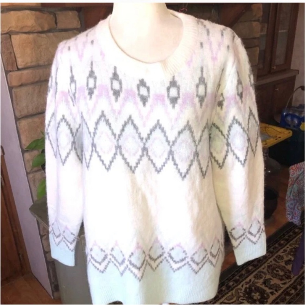 GAP SIZE LARGE WHITE SWEATER WITH PURPLE GREEN AND GRAY DESIGN. SUPER SOFT EUC